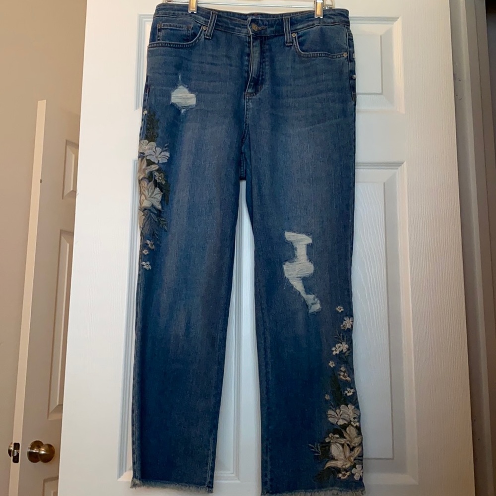STYLE&CO STRAIGHT CROP FLOWERED AND DISTRESSED!!